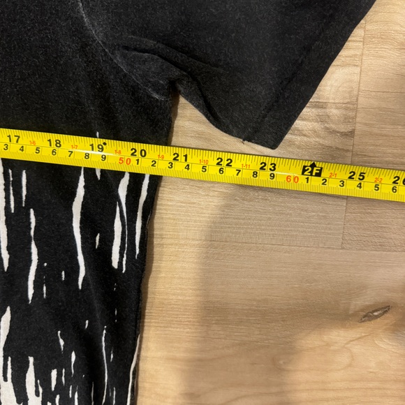True Religion men’s Medium T-shirt black and white dripping yoke design - Picture 4 of 5